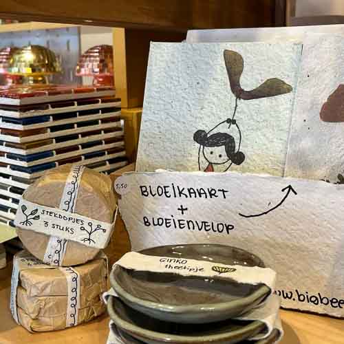Bloeikaarten, stekdopjes en theetipjes van keramiek in Big Beessie's winkeltje in Winkel vol Winkeltjes
