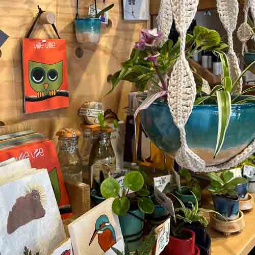 Plankje vol producten van papier en keramiek in Big Beessie's winkeltje in Winkel vol Winkeltjes