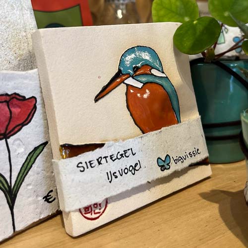 Siertegel ijsvogel in Big Beessie's winkeltje in Winkel vol Winkeltjes